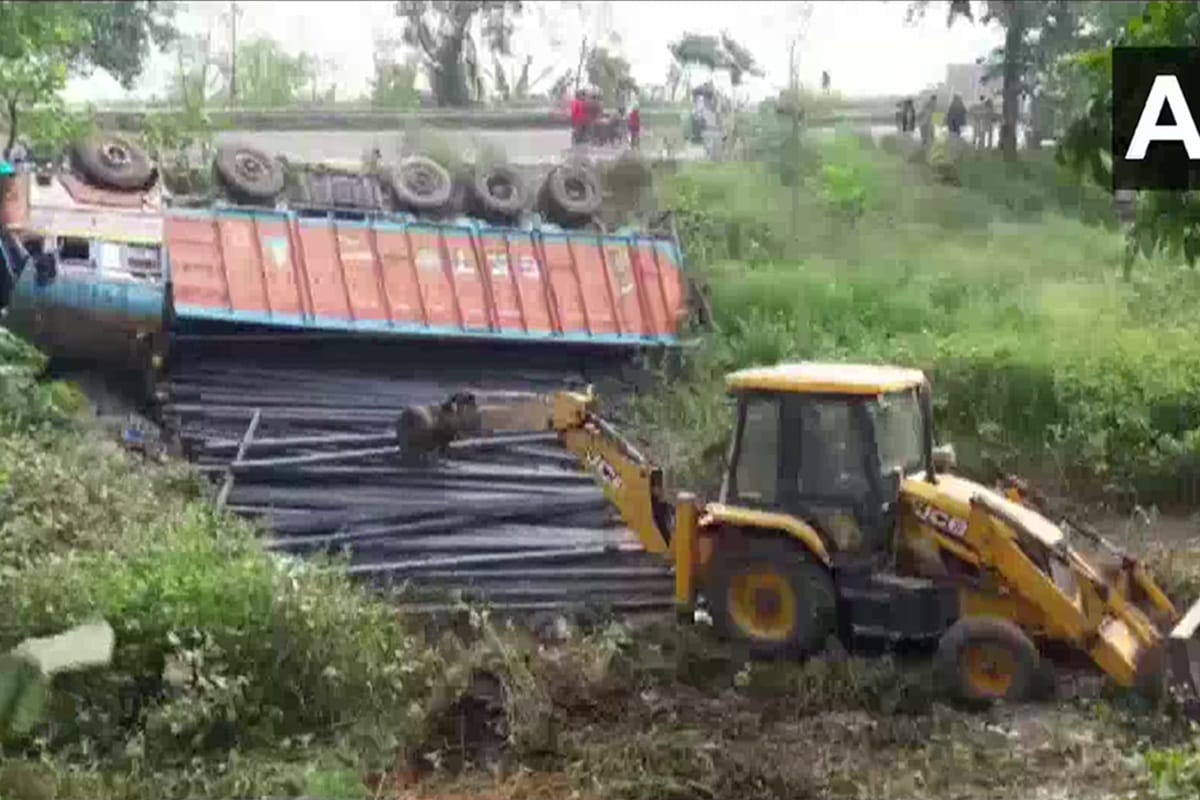 migrant workers died and several injured after truck & bus collided in bhagalpur rescue operation underway