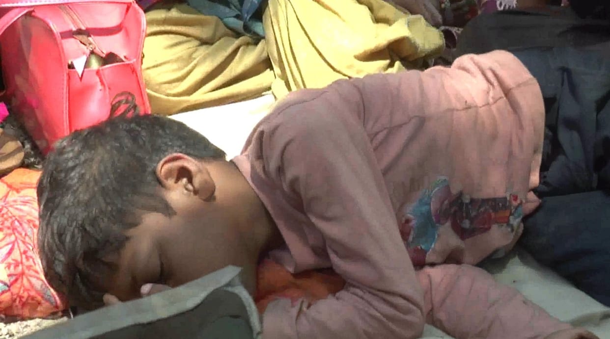 Migrant Workers are waiting to enter in uttar pradesh and bihar, Lockdown