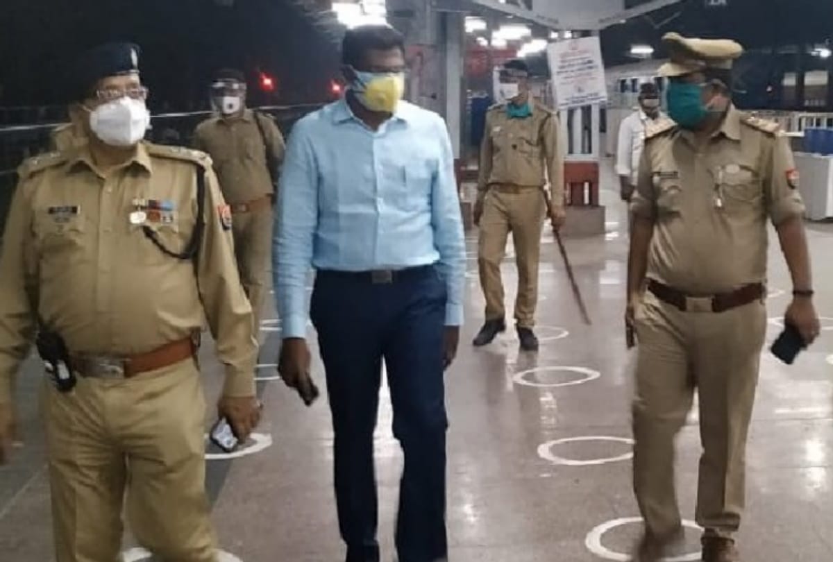 DM K Vijayendra pandian expressed resentment at officers for ignoring social distancing in gorakhpur