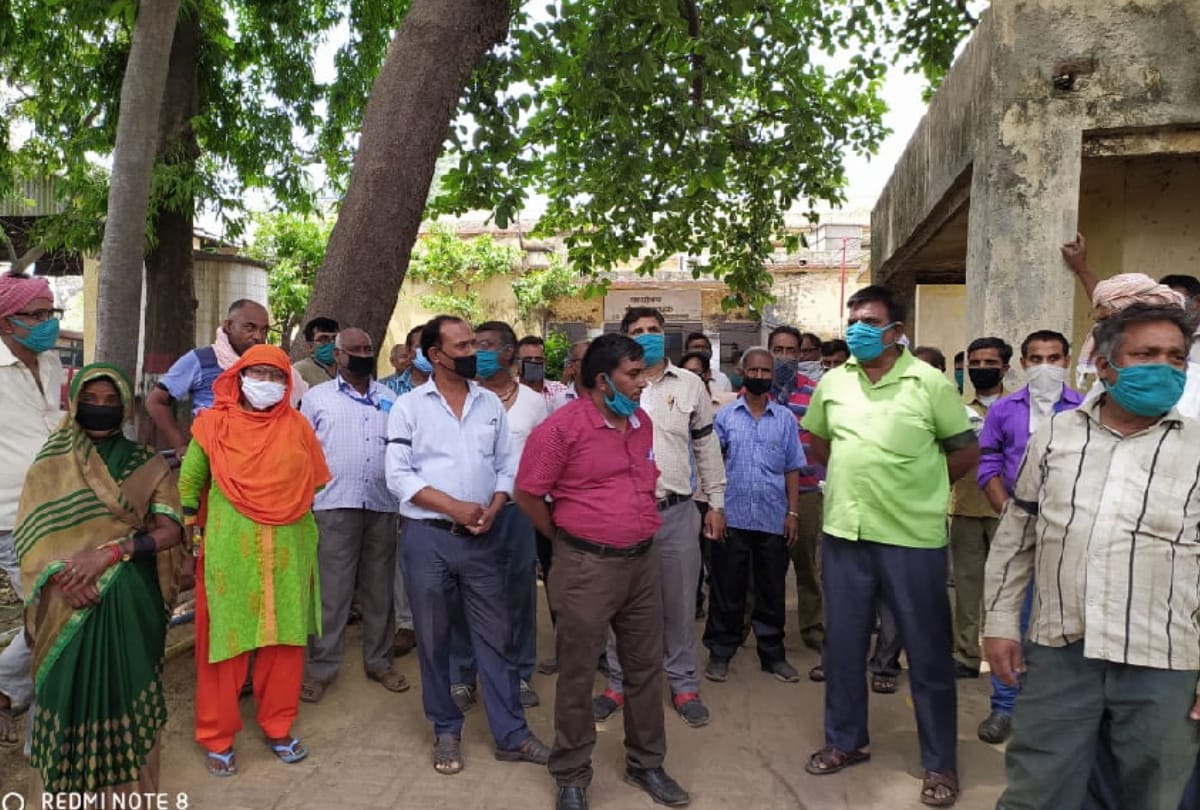 Roadways employees forget social distancing during performed