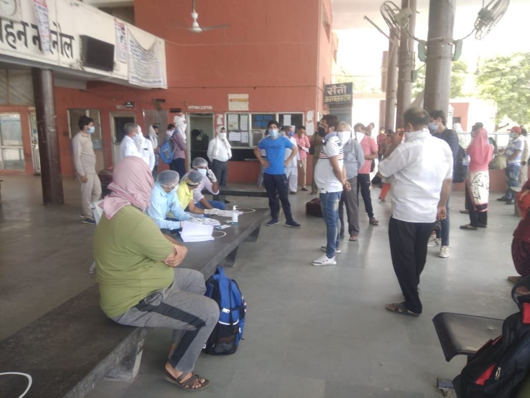 bus from narnol to delhi has gon 23 passengers