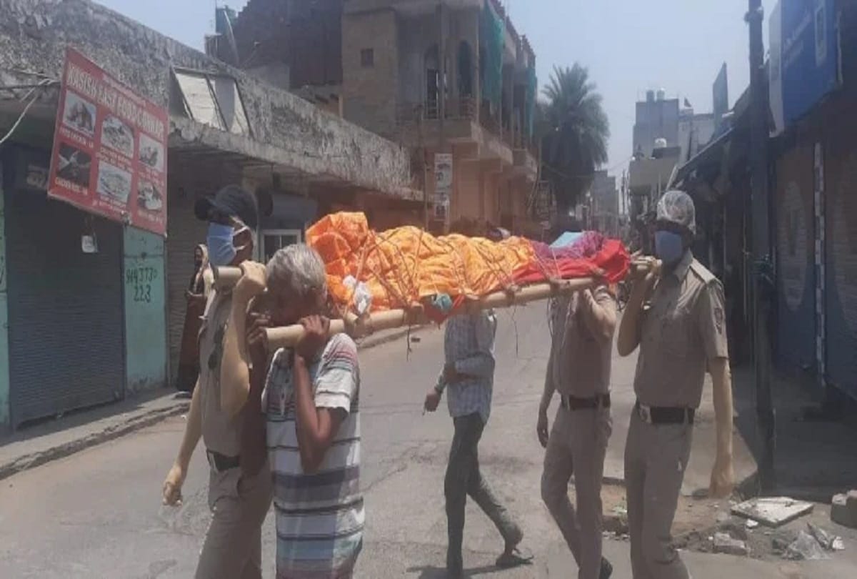police gave shoulder to the dead woman's body