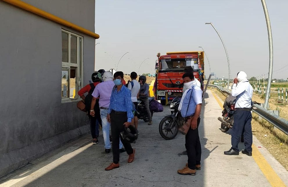 gaadiyaan rokane par vaahan maalikon kee tol karmiyon se jhadap