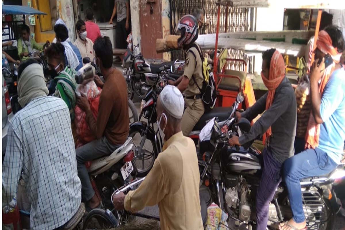 Lockdown Meerut Update News: Market Opens in Meerut sardhana Without Permission, Police lathi charge