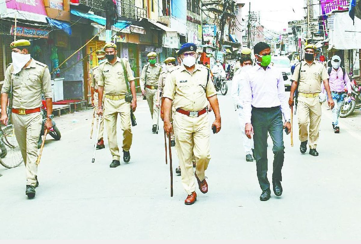 Dm And Sp Mainpuri Visits Market During Corona Virus Infection