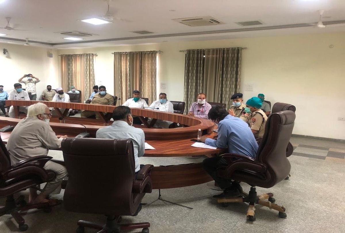 dm took meeting with Muslim community over eid preparations in agra