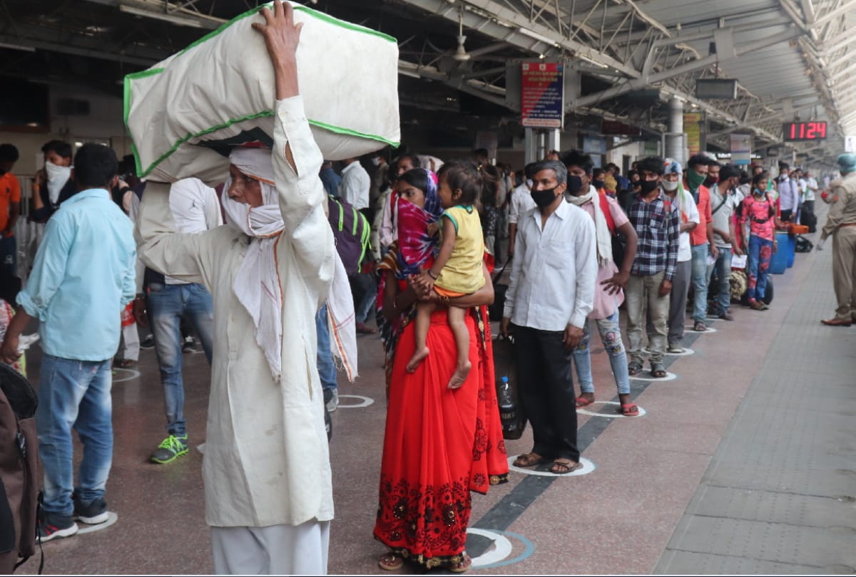 Shramik special train arrived in gorakhpur railway station with migrant labours