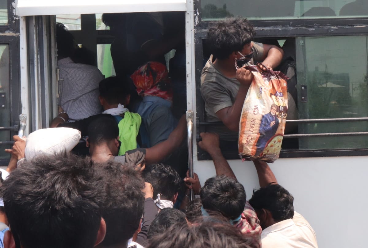Shramik special train arrived in gorakhpur railway station with migrant labours