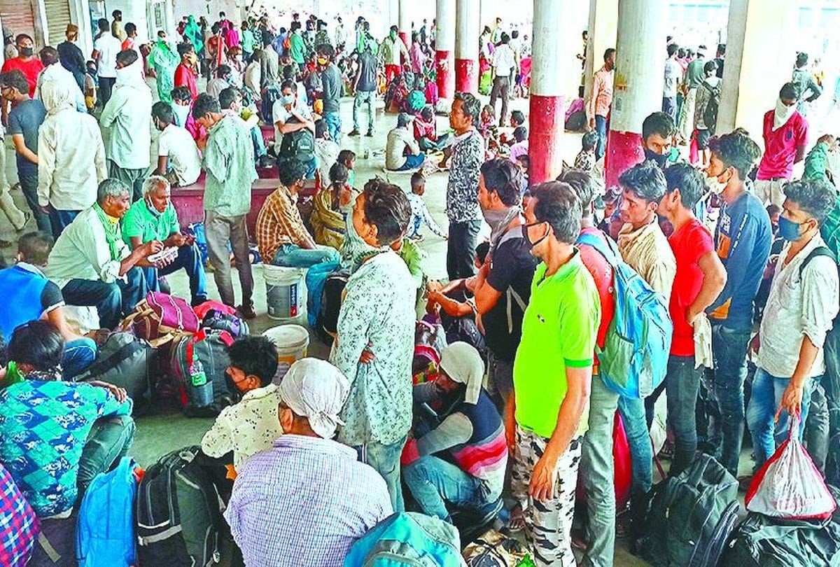 Delhi: Crowd of laborers gathered in private buses to go to other states