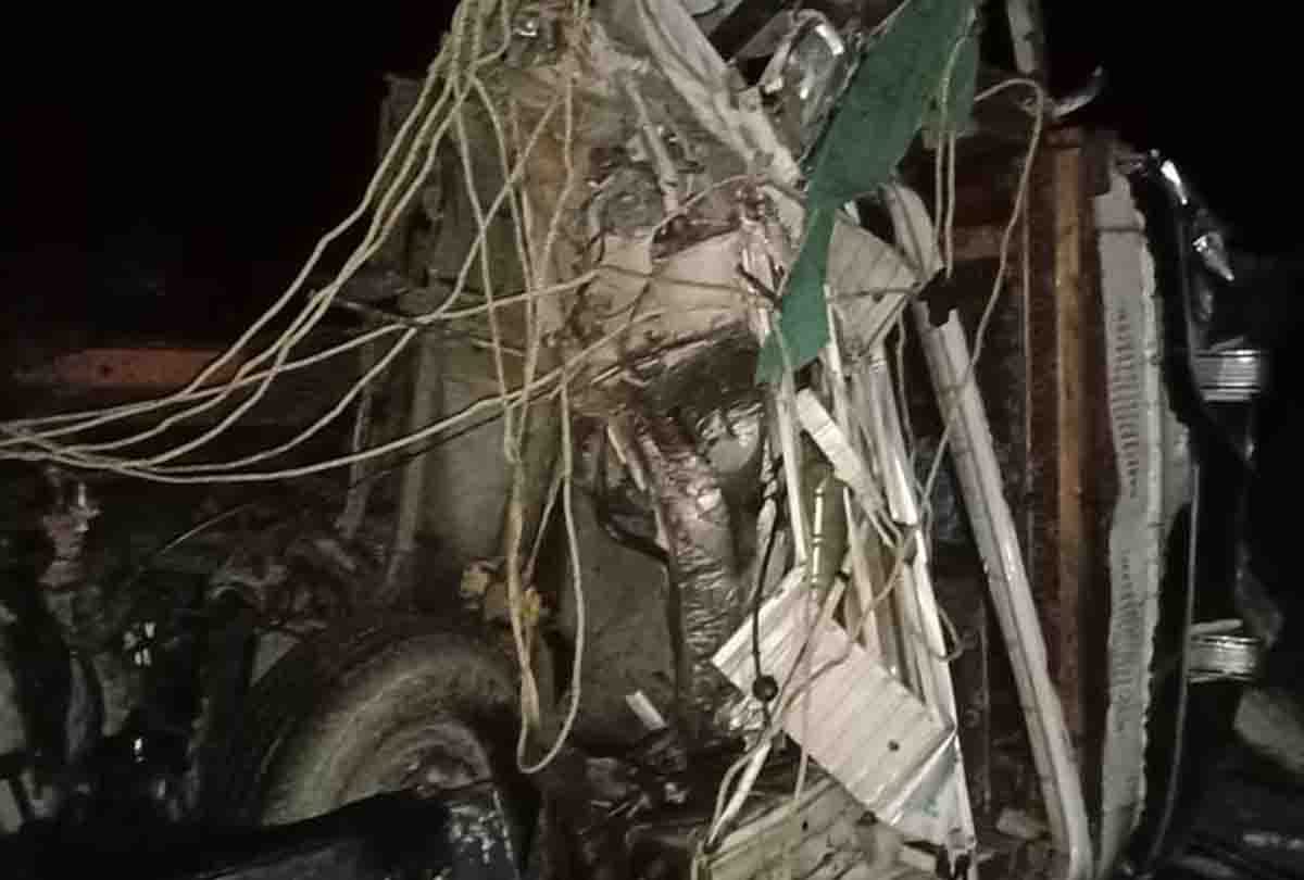 Horrific accident in Kanpur, UP, truck collides with workers' trola, one killed 12 injured