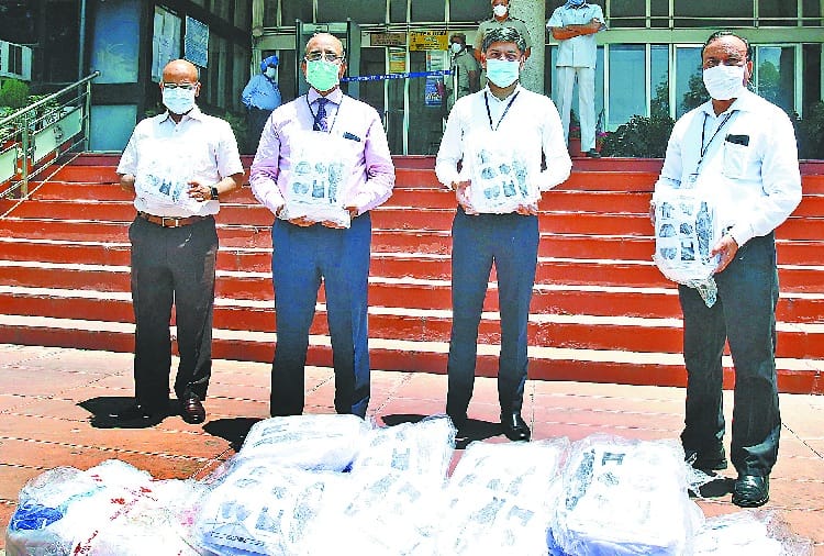 Be safe, Corona warrior .. Amar Ujala handed over PPE kit to PGI Chandigarh