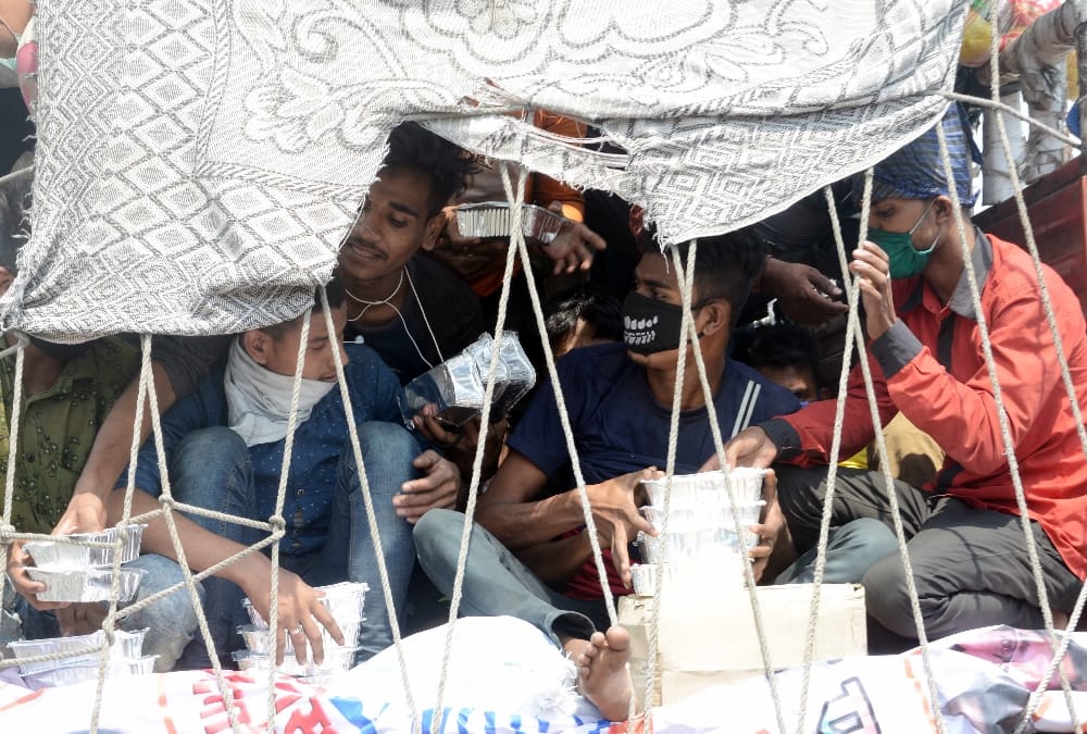 pravasi mazdoor is traveling in inhuman conditions.
