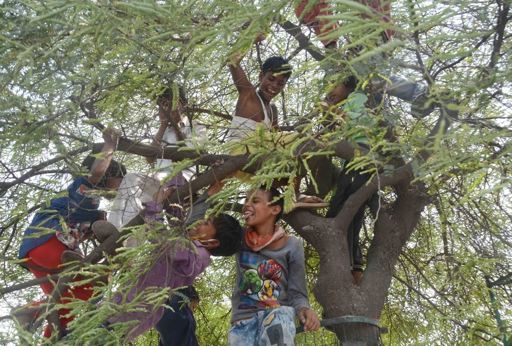 pravasi mazdoor is traveling in inhuman conditions.