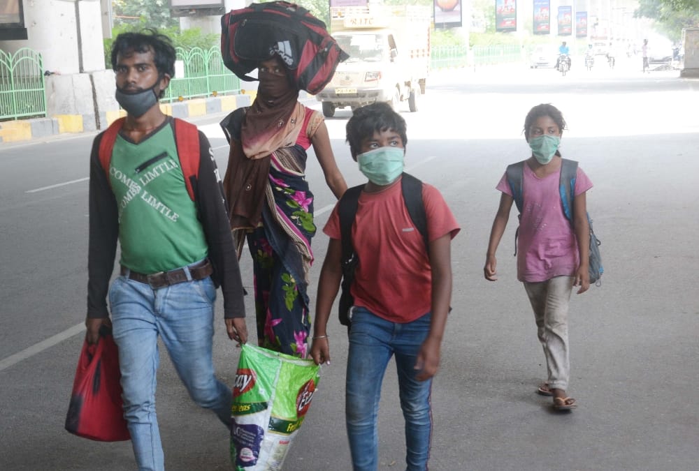 pravasi mazdoor is traveling in inhuman conditions.