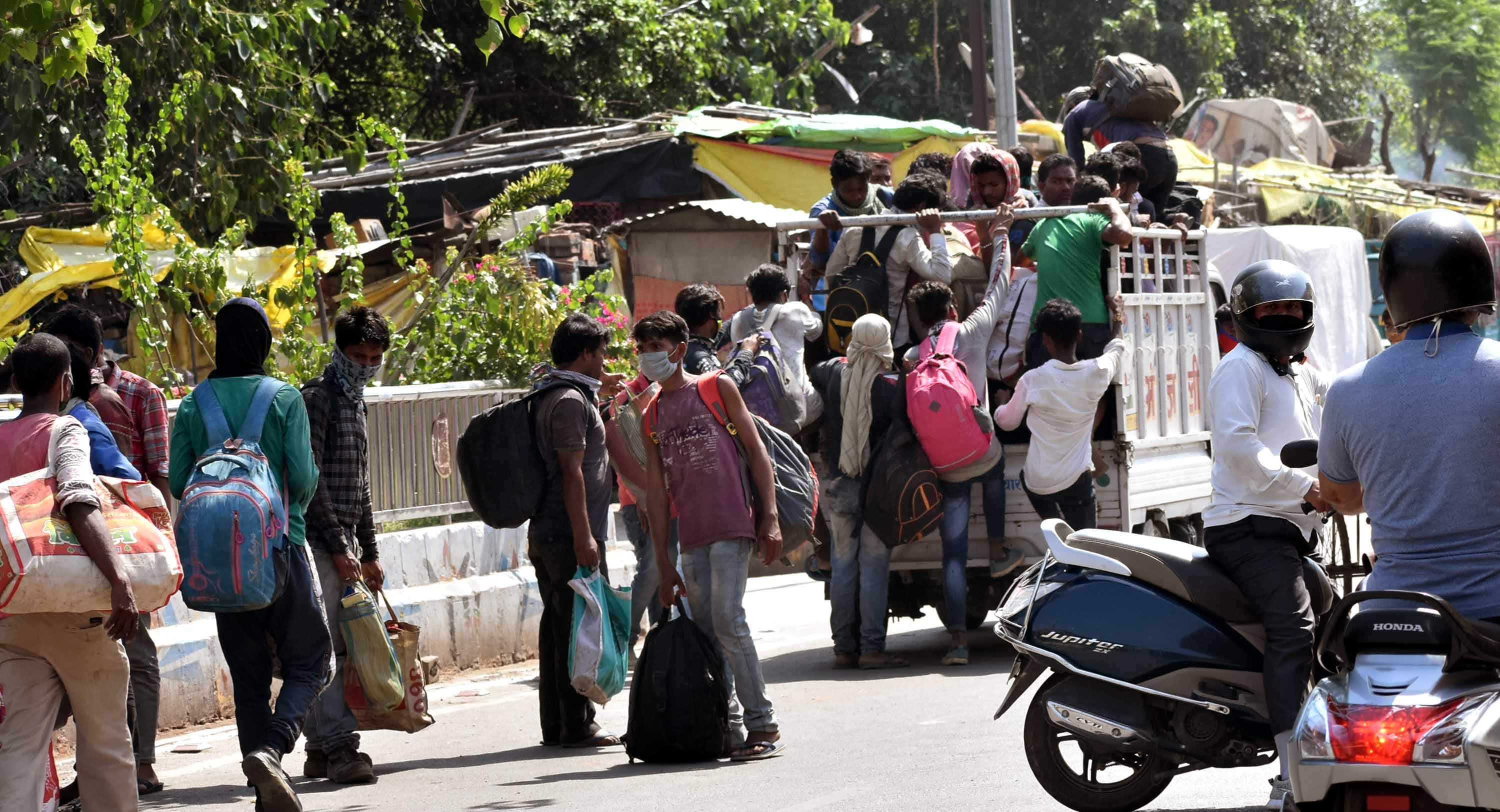 Somewhere on the bicycle and somewhere like animals, the workers who are loaded in vehicles, only the race to return home