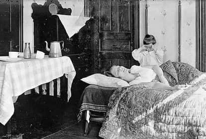 1918 में स्पैनिश फ्लू से पीड़ित एक मां, पास में खड़ी बिलखती बच्ची