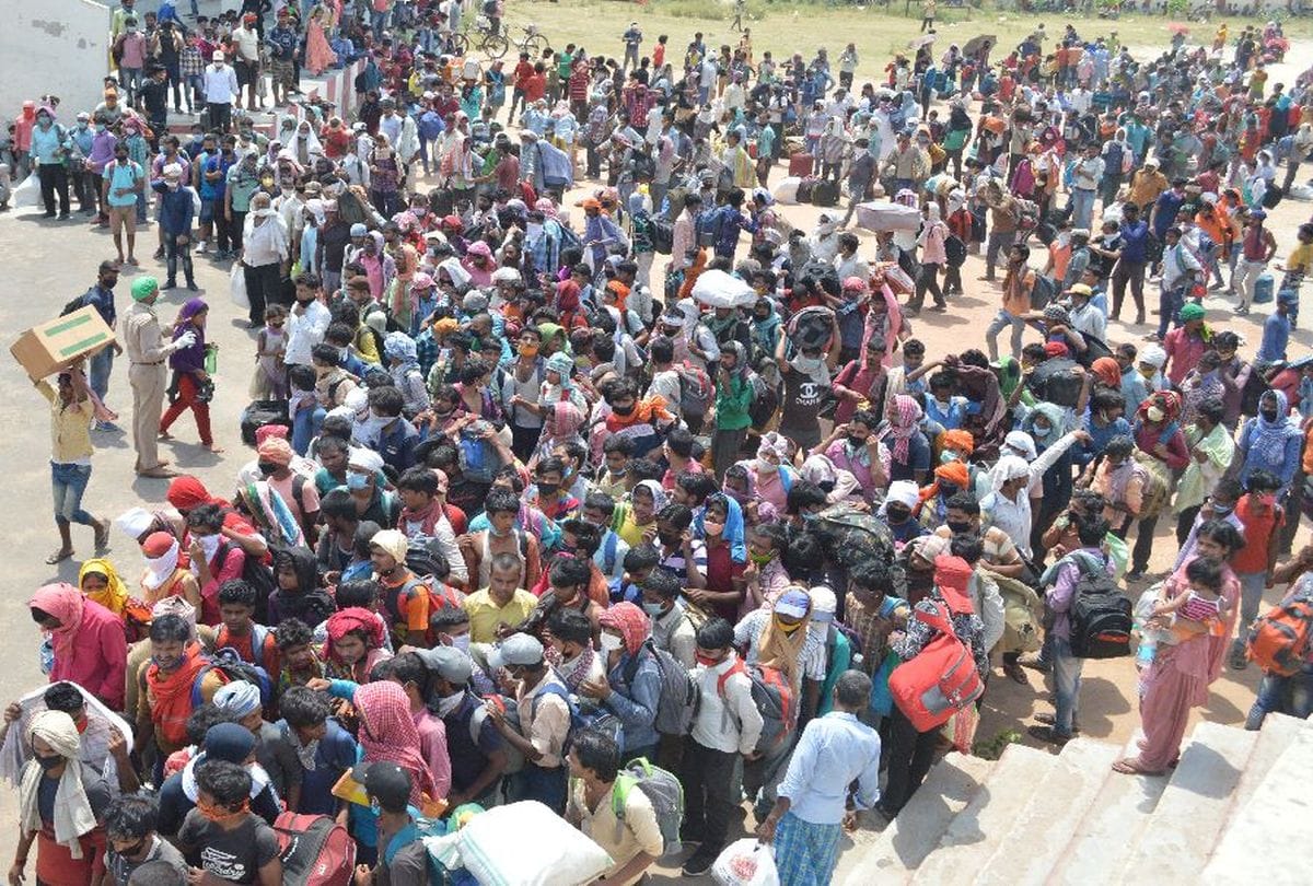 Maharashtra Migrant Workers are gathered again in Bandra for Going to home