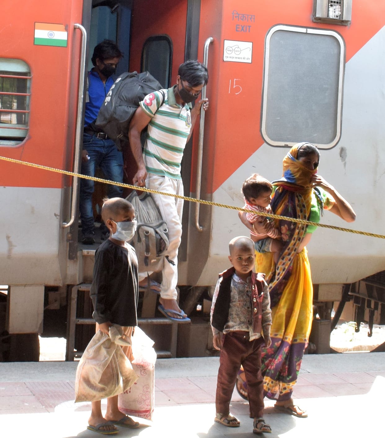 3 treno se aaye 4 thousand labour
