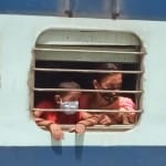 ट्रेन से स्टेशन पहुंचे लोग।