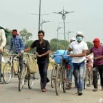 घर लौटते प्रवासी मजदूर