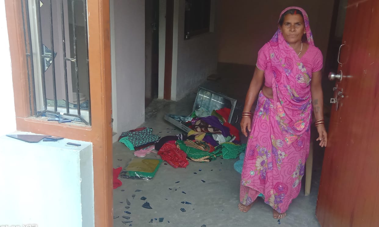 One lakh cash and nine boxes of liquor stolen from two liquor shops