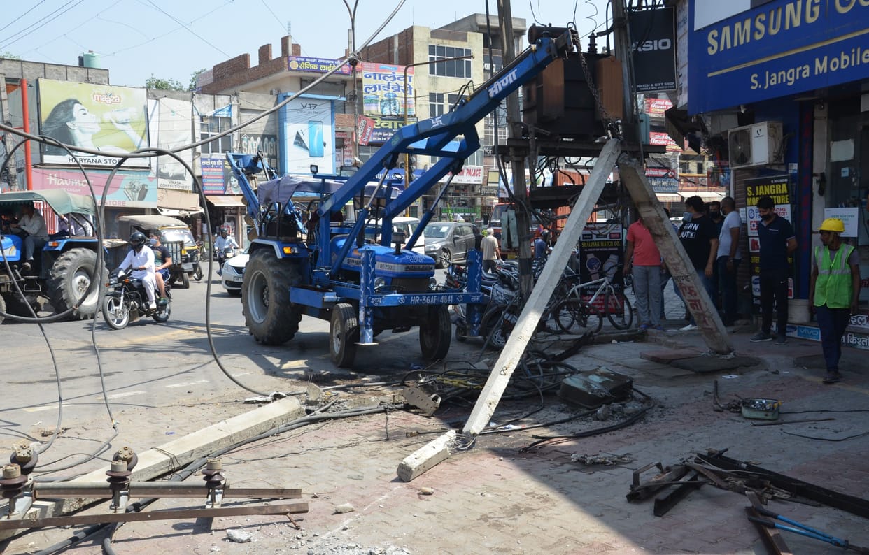 Hige Speed truck brole the electricity pole in Bhiwani