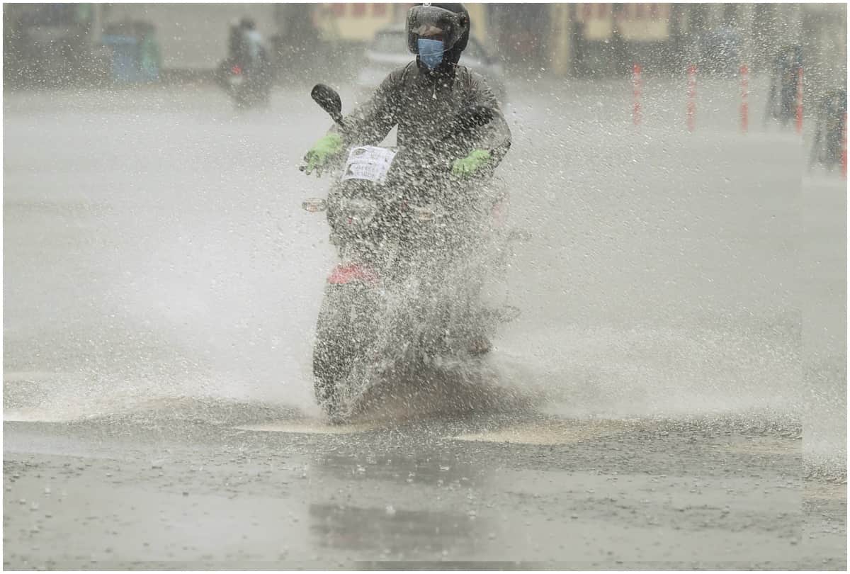 Cyclone Amphan batters Bengal winds over 120 kmph in Kolkata see Photos