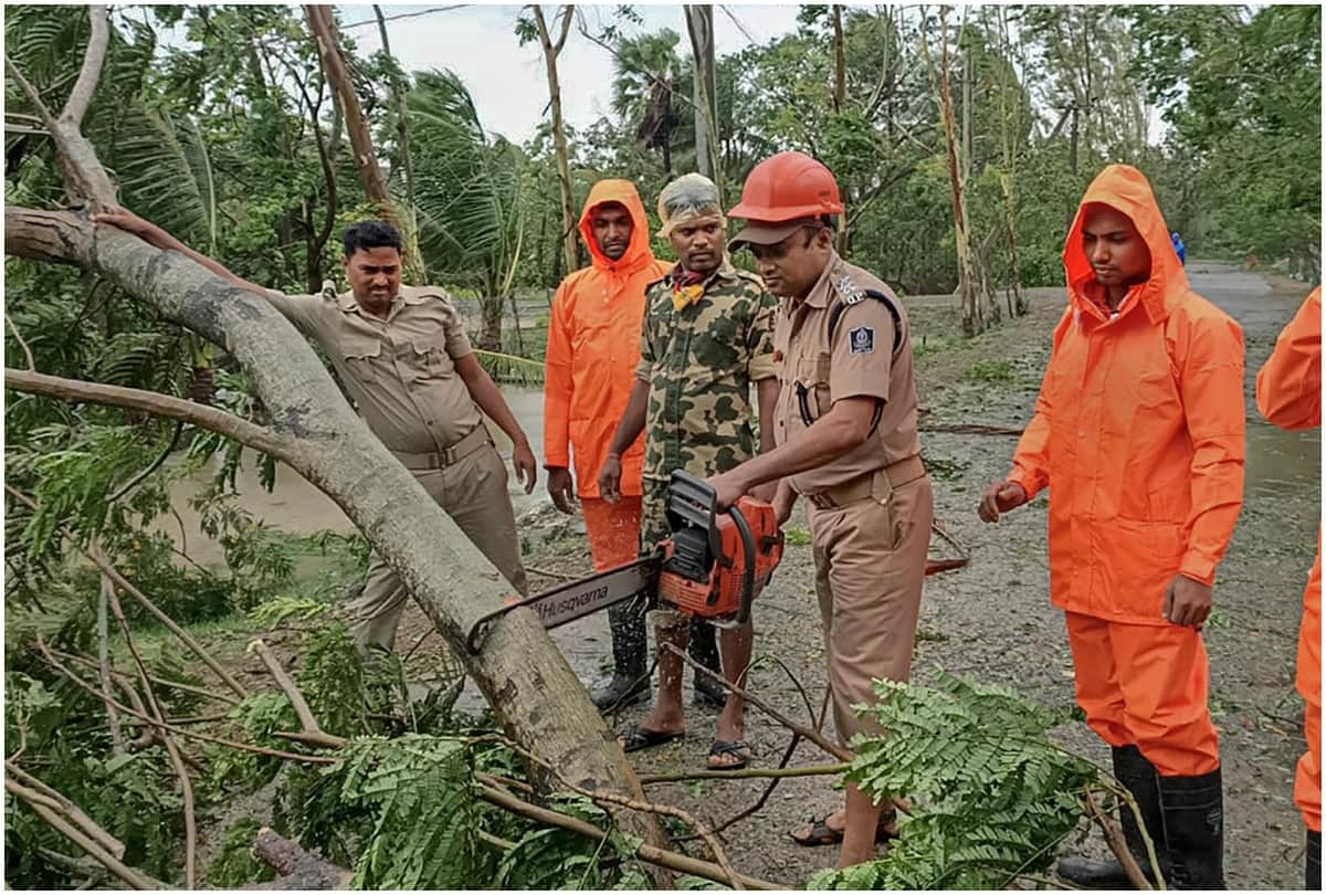 Cyclone Amphan batters Bengal winds over 120 kmph in Kolkata see Photos