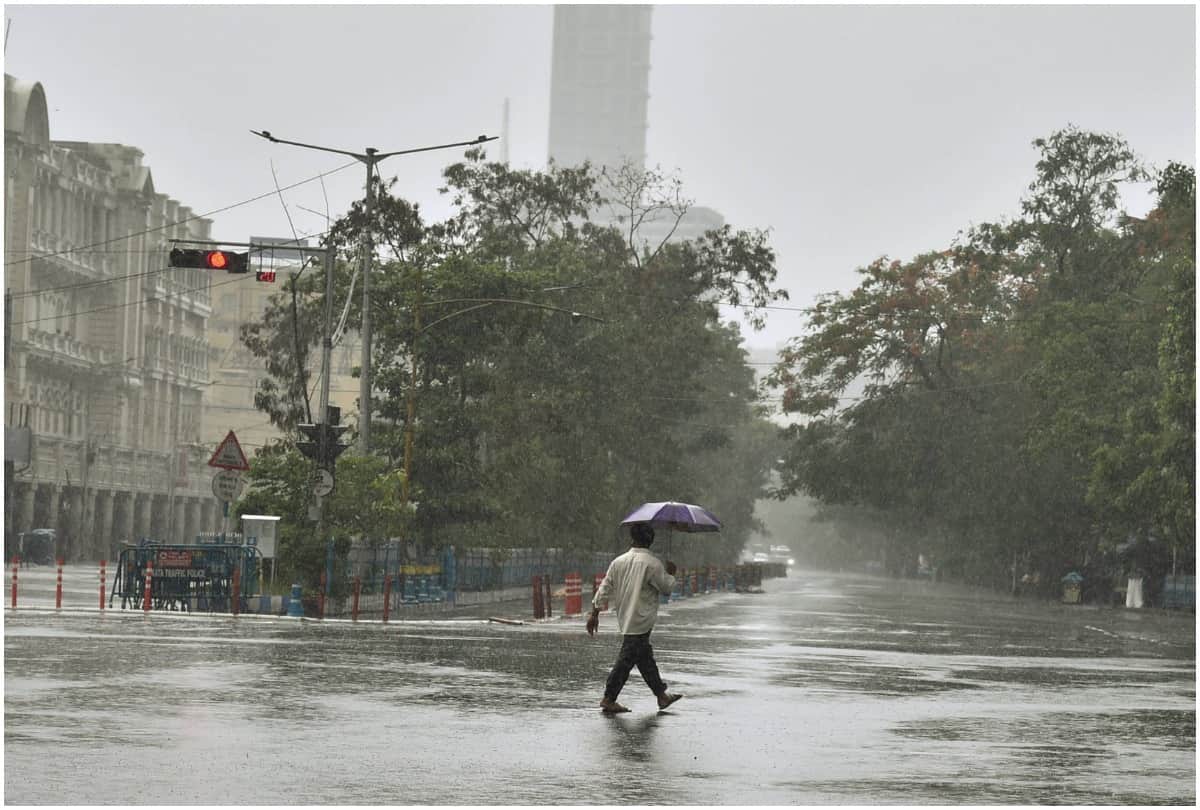 Cyclone Amphan batters Bengal winds over 120 kmph in Kolkata see Photos