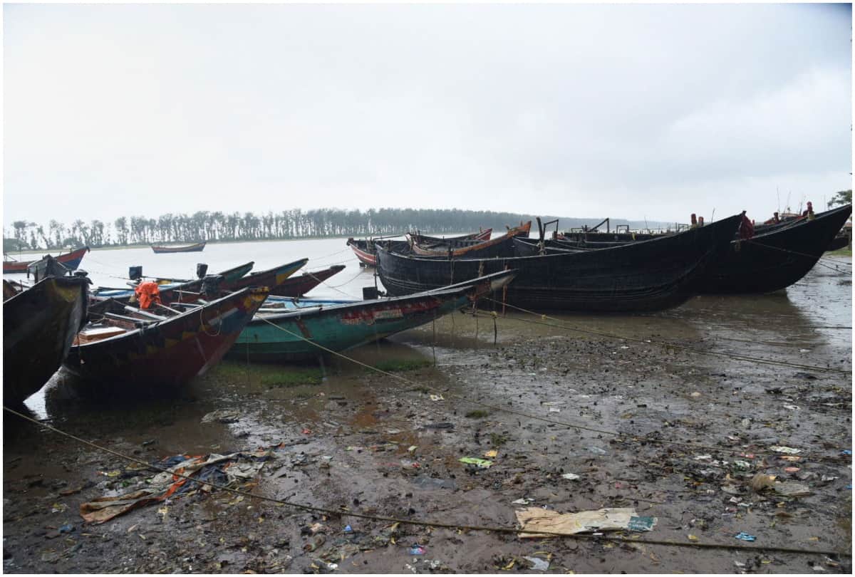 Cyclone Amphan batters Bengal winds over 120 kmph in Kolkata see Photos