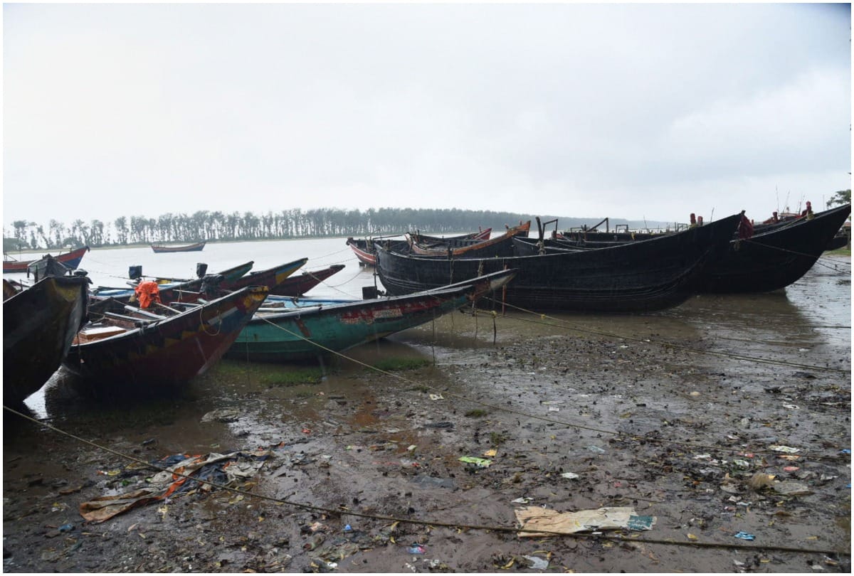 Cyclone Amphan batters Bengal winds over 120 kmph in Kolkata see Photos