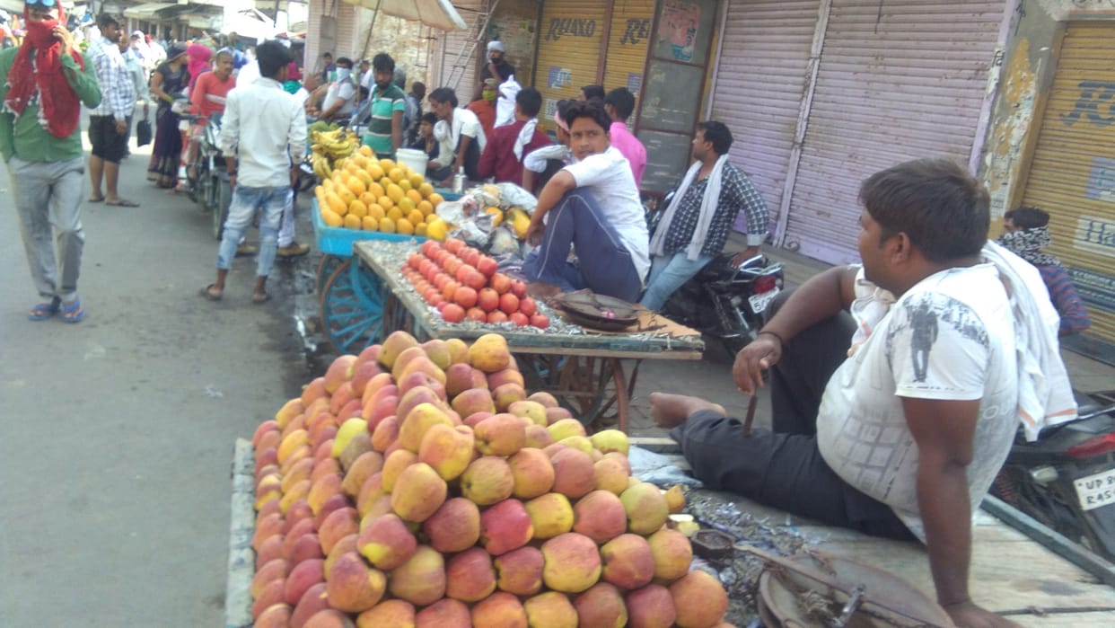 social distancing voilation in market