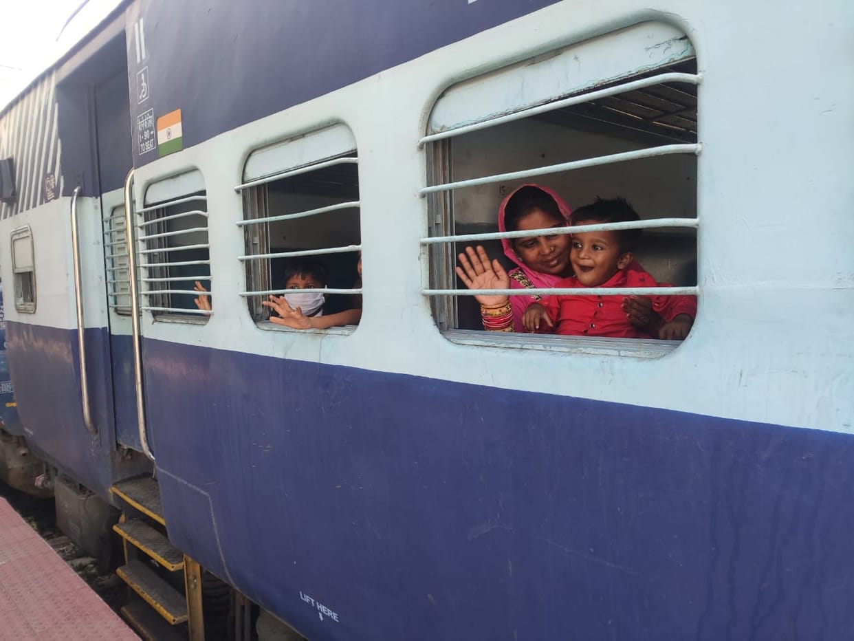 Five thousand migrant workers from four trains