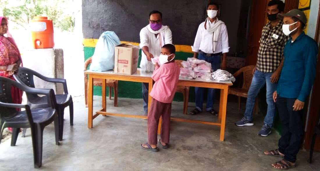 teachers distributed gift to children in mahoba