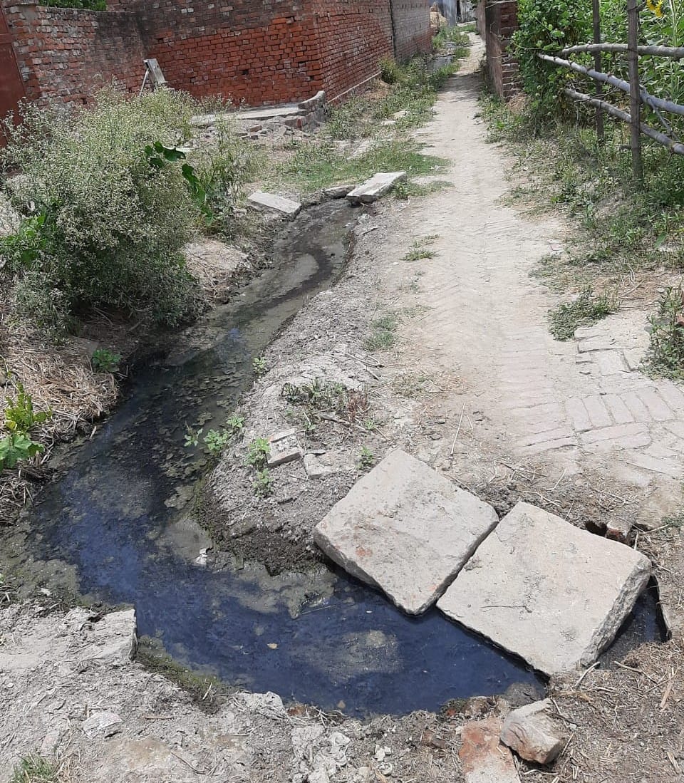 Due to the dirty water flowing on the road, the villagers came and went