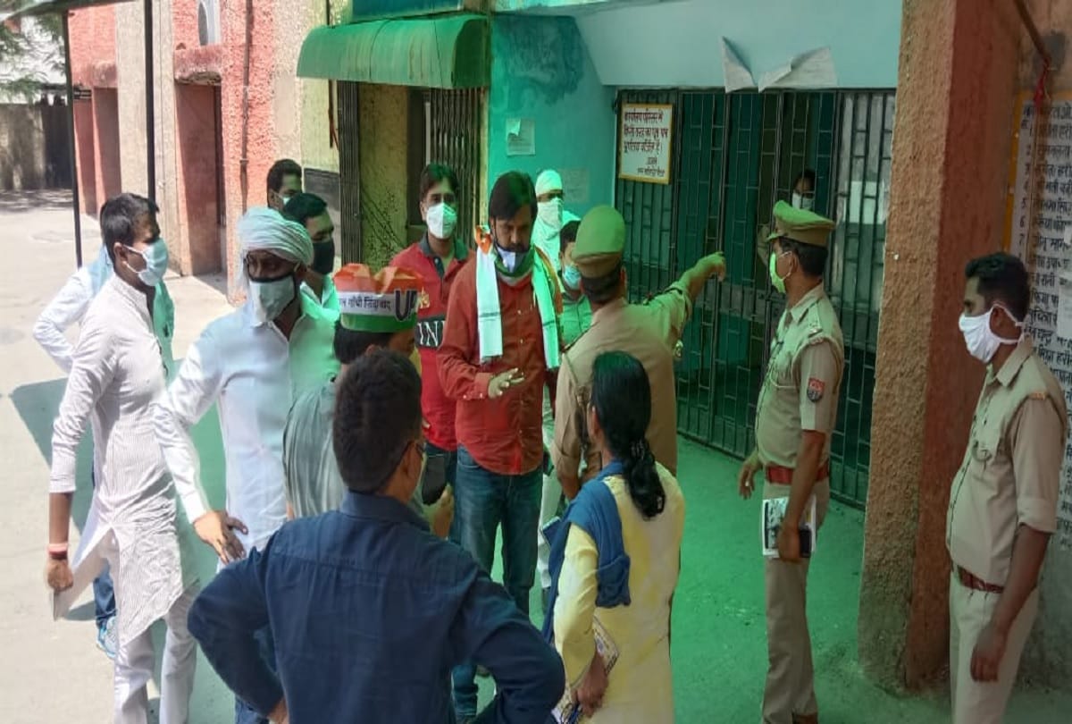 noida congressmen gave protest memorandum on city magistrate's office