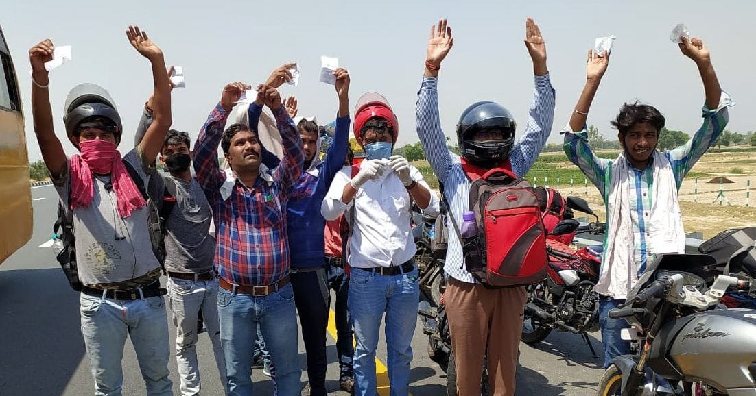 pulis ke rokane se naaraaj pravaasee shramikon ne kiya pradarshan
