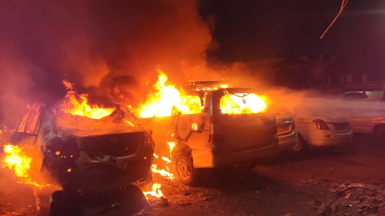 dehradun: many vehicle park on empty plot caught fire