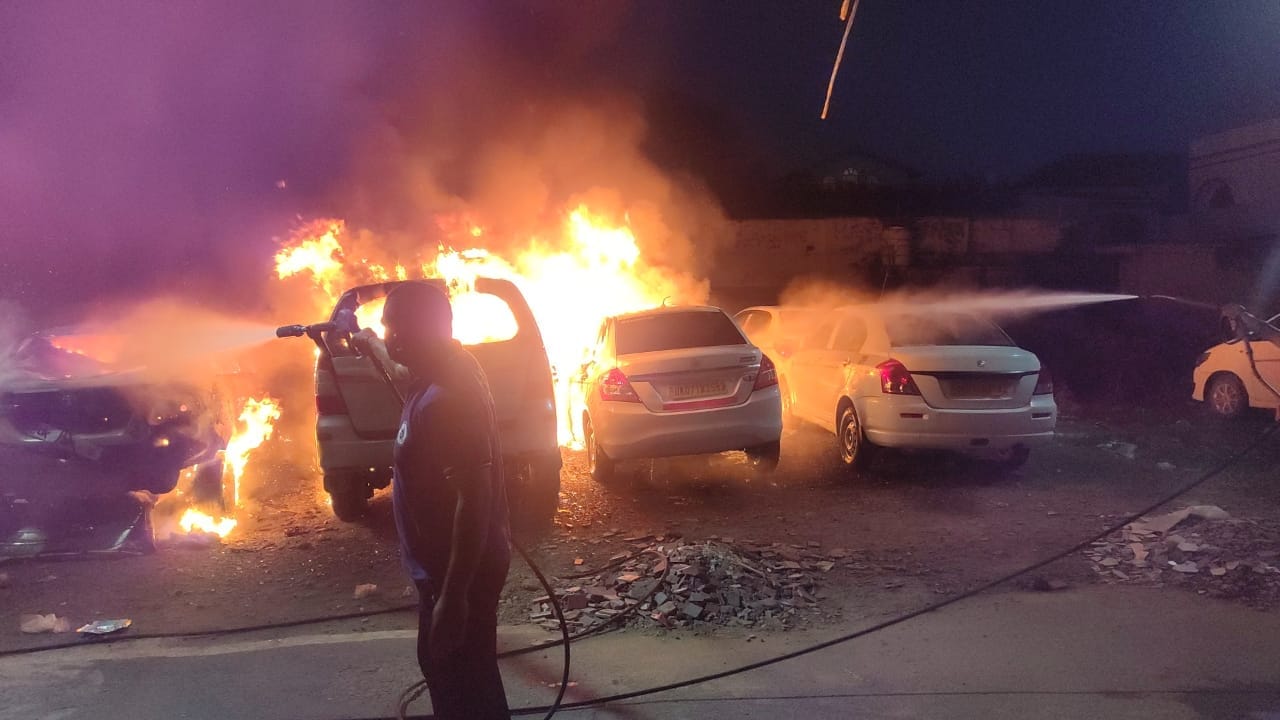 dehradun: many vehicle park on empty plot caught fire