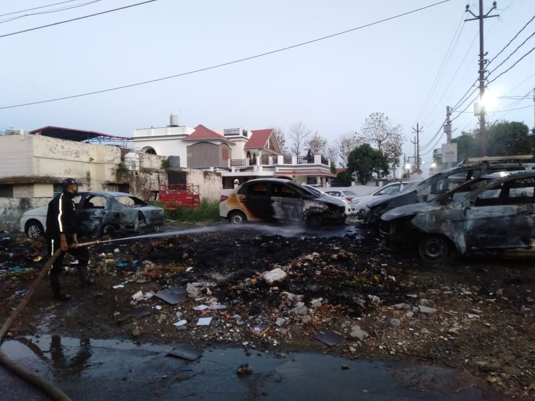 dehradun: many vehicle park on empty plot caught fire
