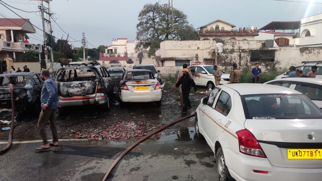 dehradun: many vehicle park on empty plot caught fire