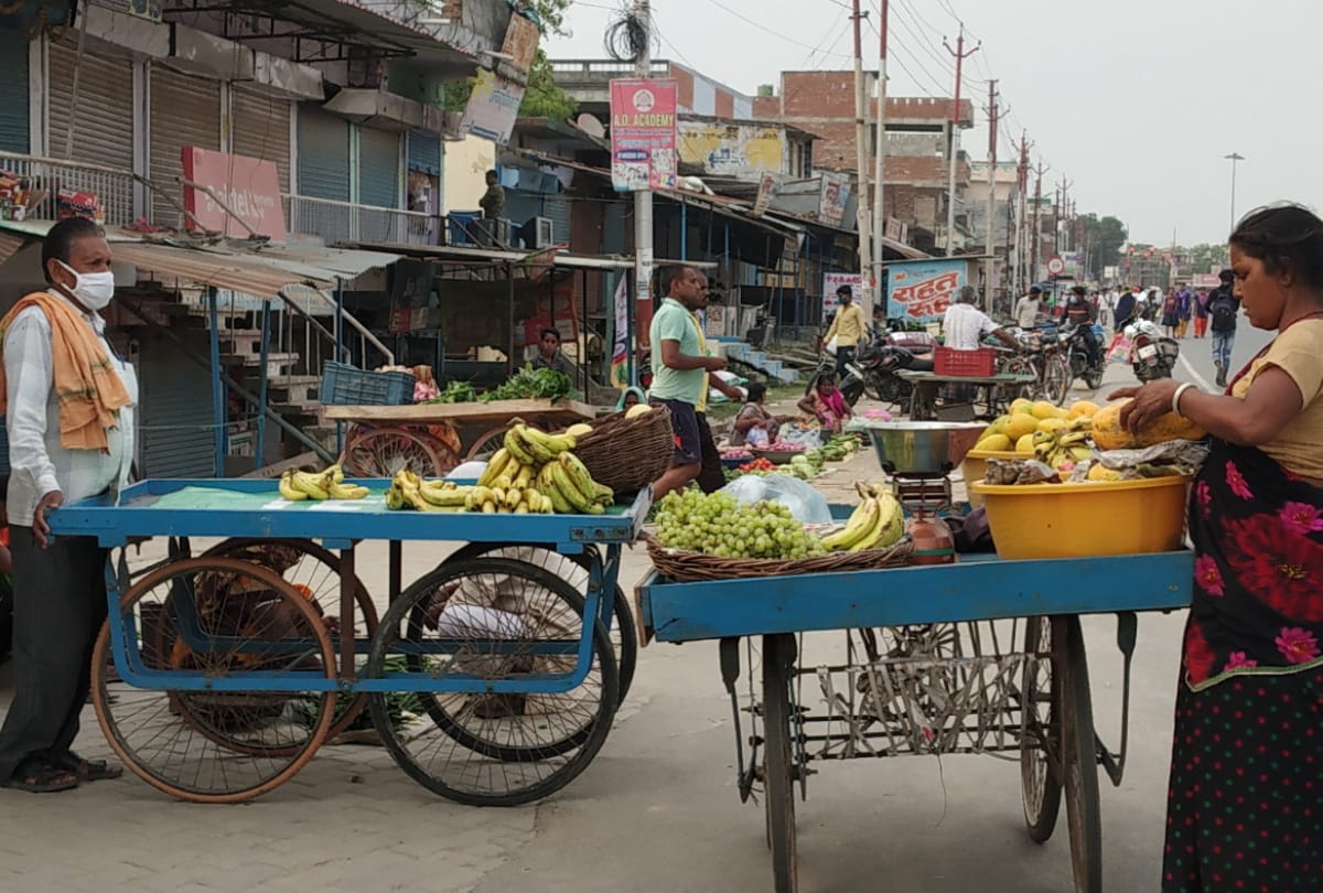 Vegetable and fruit vendors selling in street during lockdown at gorakhpur