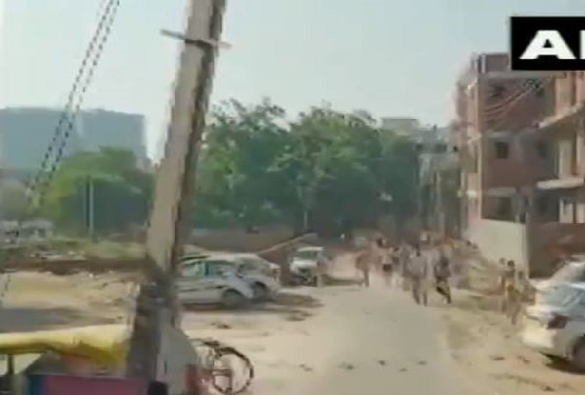 Labours entering gurugram stopped at border pelt stone on police at palam vihar know full update