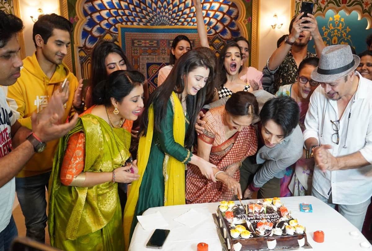 Kriti Sanon Share Video of Daily Wage Worker From Hamari Bahu Silk Urges Cinta To Help Them Out