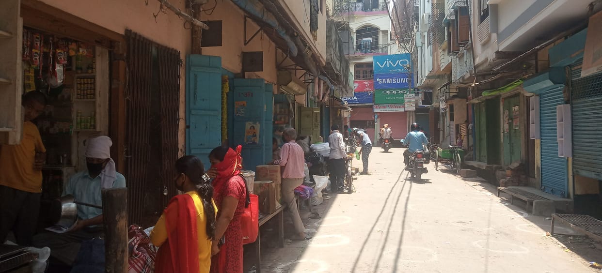 chehare par muskaan lie kholeen dukaanen, chahal-pahal se raunak badhee