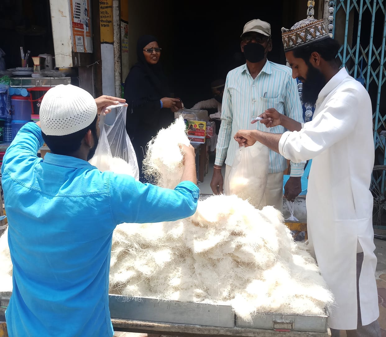 ?? ?? ????? The shops of servants adorned in the market before Eid