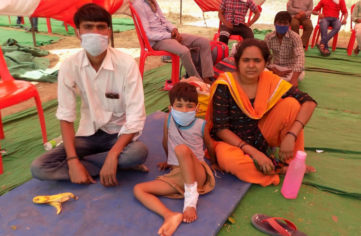 Hathras: Anil has been waiting for the bus for three days with the injured son