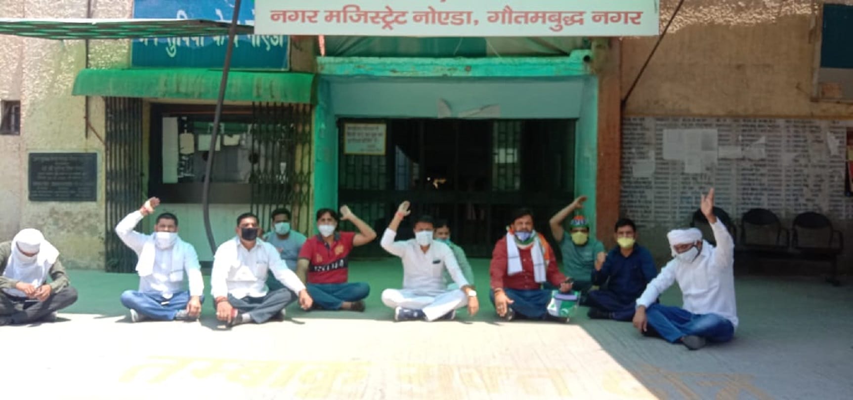 noida congressmen gave protest memorandum on city magistrate's office