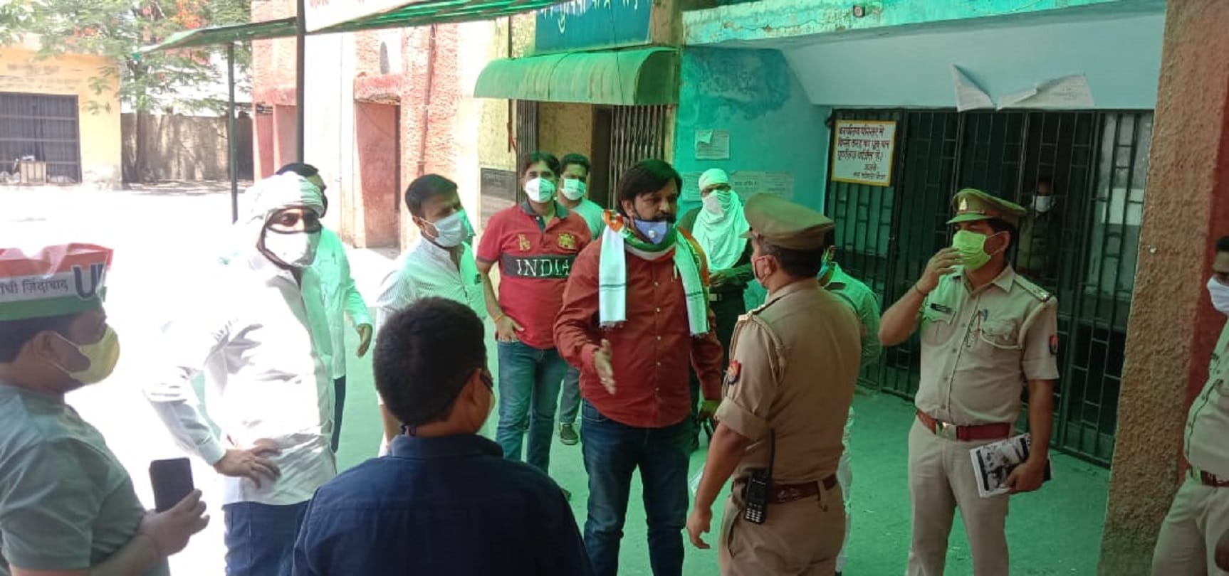 noida congressmen gave protest memorandum on city magistrate's office