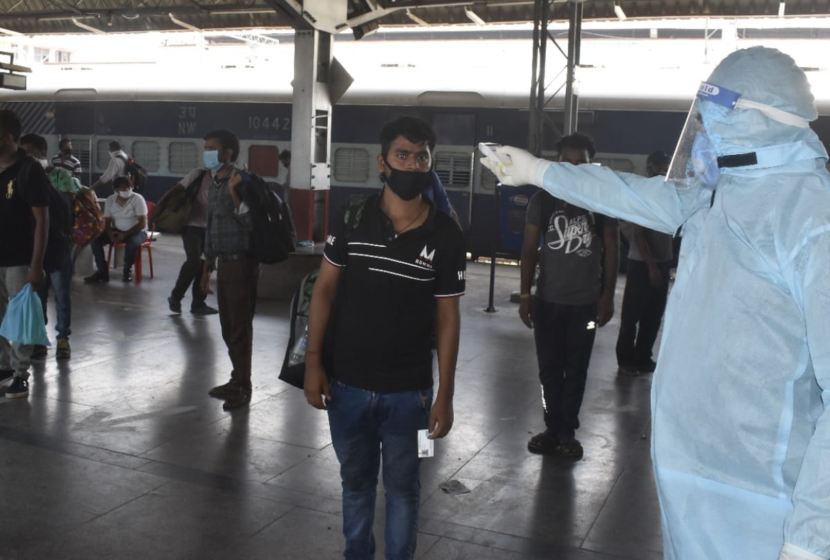Fourteen special train reached Gorakhpur with migrant workers